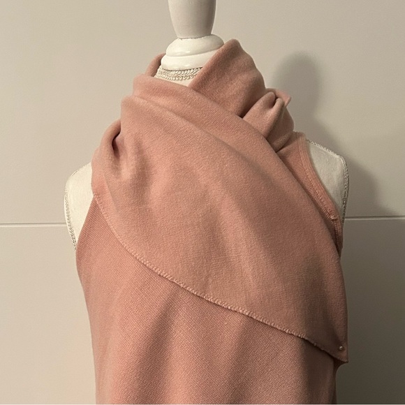 4 in 1 VERSATILE Shawl, Vest, Hoodie,  & Poncho-1 Size Preowned  New Condition - Picture 6 of 12